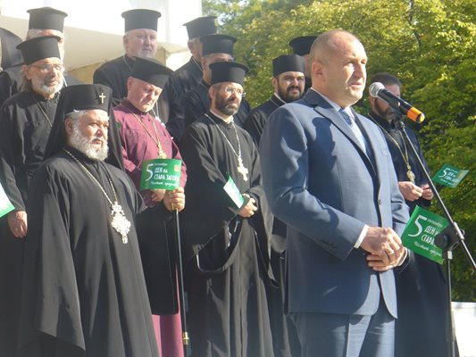 Президентът Румен Радев поздрави старозагорци за днешния им празник.
