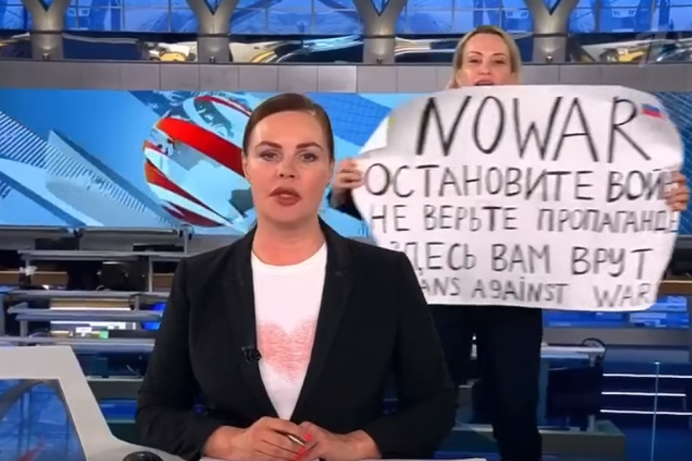 Пак глоба за журналистката Овсянникова, вдигнала в ефир плакат срещу войната