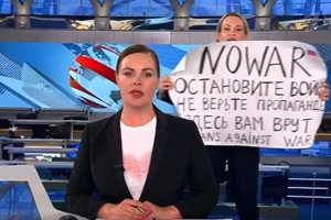 Пак глоба за журналистката Овсянникова, издигнала в ефир плакат срещу войната