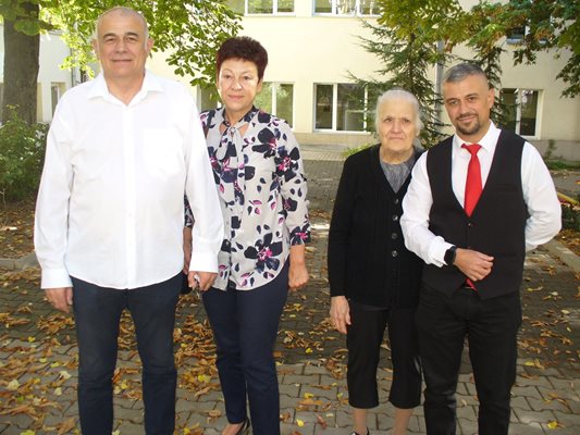 Бившият социален министър Георги Гьоков дойде да гласува със семейството си. 80-годишната му майка Янка ще взема с 13 лева повече на месец с октомврийското увеличение на пенсиите, съобщи самият той.