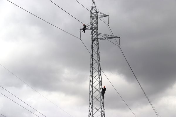 Работници на Електроенергийния системен оператор преглеждат електропровод в Бургаско.