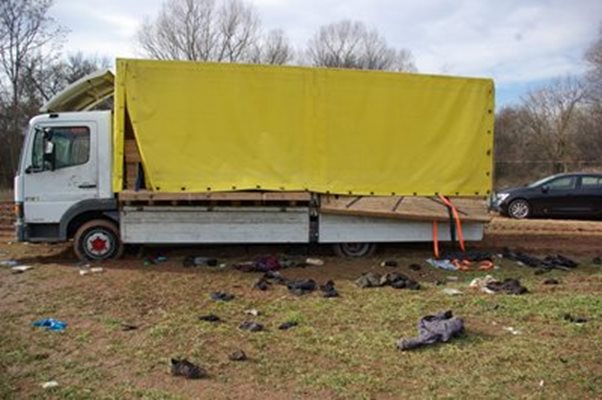 Жълтият камион ковчег за други 18 мигранти