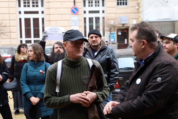 Валери Йорданов пръв започна протеста срещу Морфов
Снимка: Юлиян Савчев