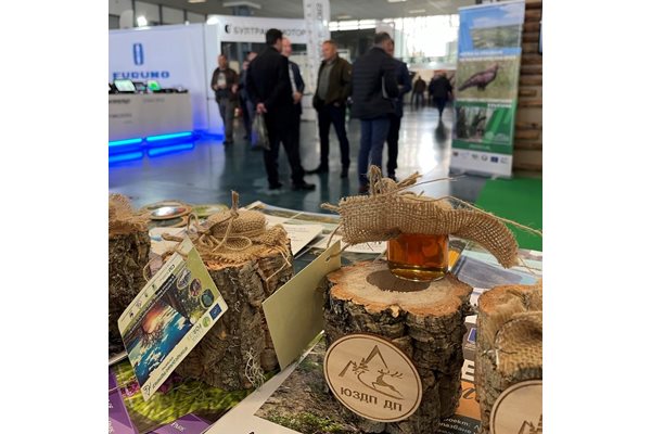 Горските от Югозапада подаряваха сувенири мед в корков дъб по време на Международното изложение в Пловдив.