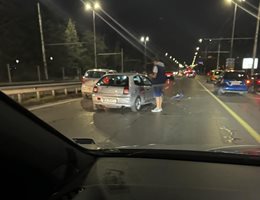 Две коли са се сблъскали на "Цариградско шосе" в София, движението е затруднено (Снимка)
