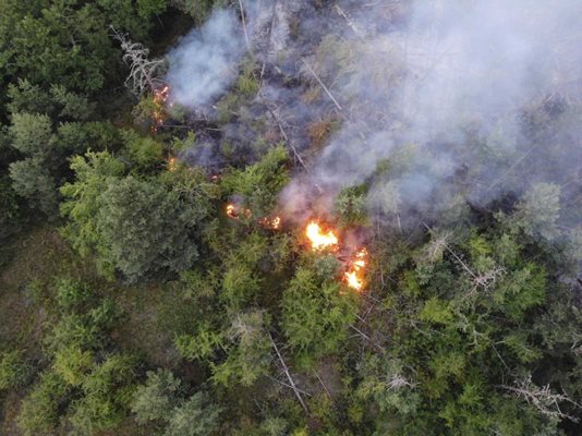Хеликоптер е изпратен да гаси пожара на българо-гръцката граница