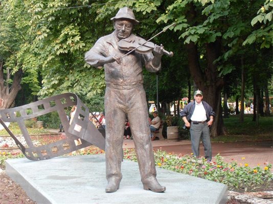 Паметникът на Тодор Колев в Шумен