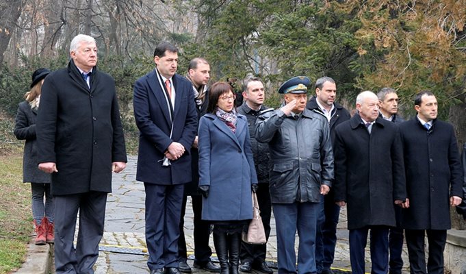 Официалните лица, които застанаха до Левски - Здравко Димитров, Иван Тотев, Савина Петкова, районни кметове.