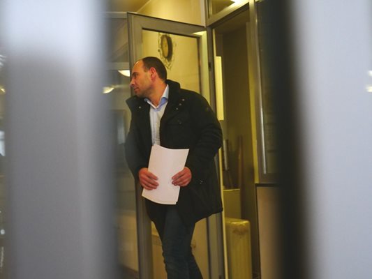 Прокурори и следовател влизат в Министерството на културата. Снимки: Йордан Симеонов