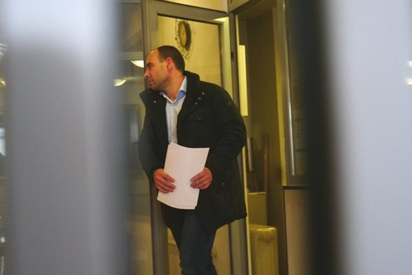 Прокурори и следовател влизат в Министерството на културата. Снимки: Йордан Симеонов