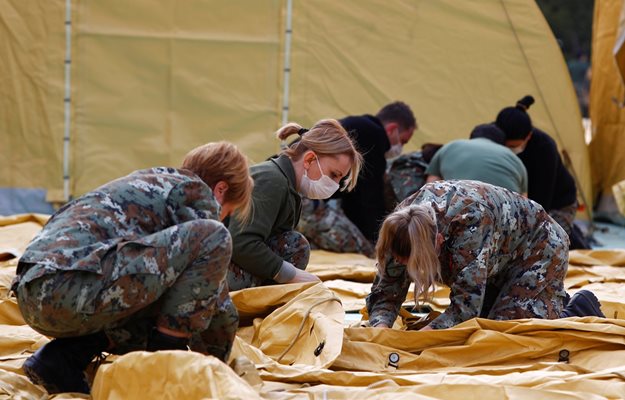 Македонски военни опъват палатки за заразени с COVID-19 до болница в Скопие.