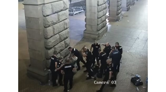 На видеото от НСО се вижда как полицаите влачат младежите, хвърлят човек върху задържаните, галят Цветелина Цветкова по главата и бият с палки.