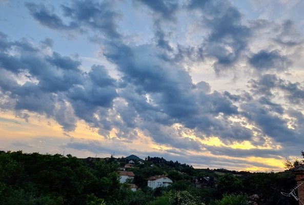 Развалнуваният залез над село Розовец, уловен от Снежана Фурнаджиева.