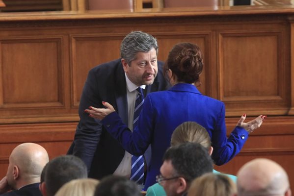 Иванов обясни, че на този етап не се водят разговори с ГЕРБ, за евентуална подкрепа, ако ДБ вземат третия мандат. От там обаче щели да търсят широка подкрепа в парламента