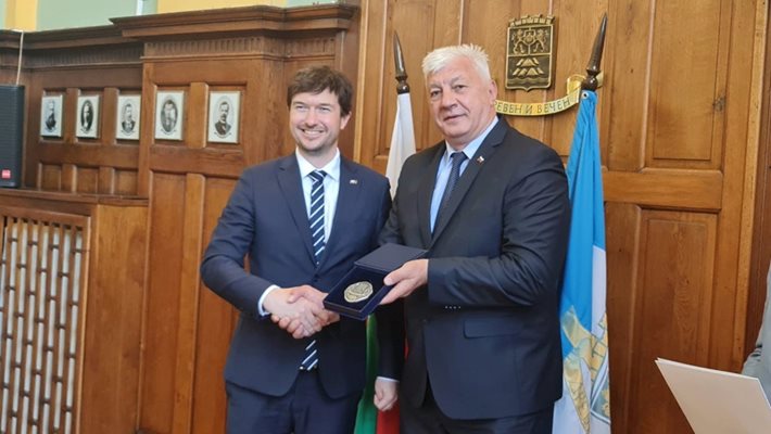 Посланикът на Чехия у нас Лукаш Кауцки получи почетния знак на Пловдив от кмета Здравко Димитров.