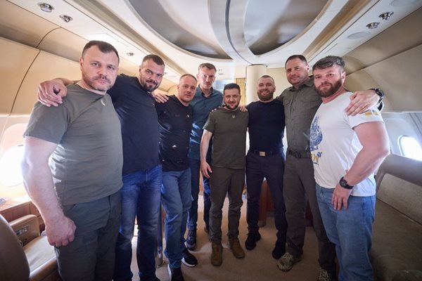 Зеленски публикува своя снимка с командирите на "Азов", които бяха освободени тези дни от Анкара. СНИМКА: ТЕЛЕГРАМ НА ПРЕЗИДЕНТА ЗЕЛЕНСКИ
