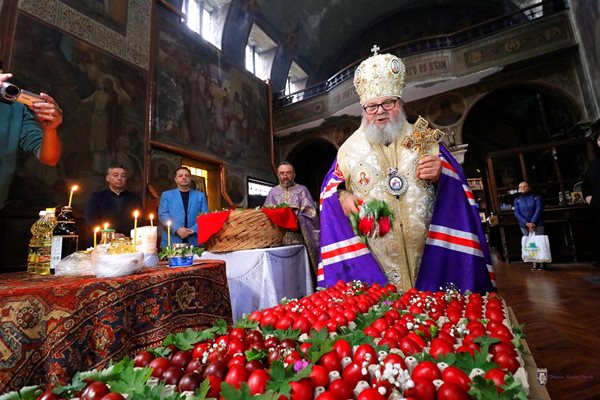 Дядо Григорий освети яйцата за Великден на Царевец

Снимка: Община Велико Търново