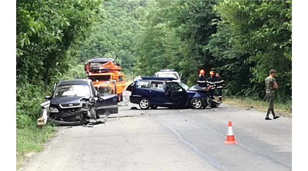 2 автомобила са се сблъскали челно, а при удара е загинал един от водачите. СНИМКА: АВТОРЪТ