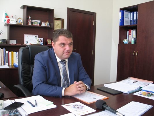 Областният управител на Монтана Росен Белчев и началникът на окръг Пирот Драгана Тончич настояват за изграждането на КПП. Снимка Авторката