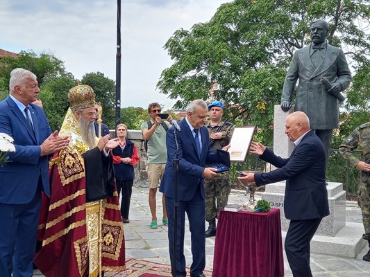 Александър Държиков връчва на Стефан Шивачев знак за удостояване на Гаврил Кръстевич със званието почетен гражданин на Пловдив.