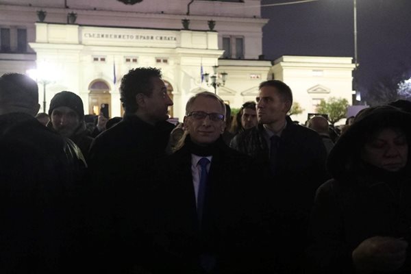 акад. Николай Денков и Даниел Лорер на протеста на ПП и ДБ против промените в Изборния кодекс