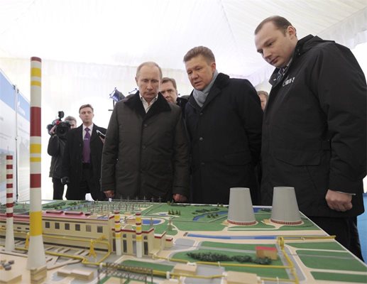 Шефът на "Газпром" Алексей Милер (в средата) показва на президента Владимир Путин новите проекти на газовия монополист.
