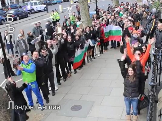 Българи изписаха &quot;България&quot; с телата си в 26 града на Европа (видео)
