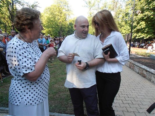 Нина Бобадова даде на Александър снимка на актьора, когато бил на 7-8 месеца, за да я предаде на Албена.