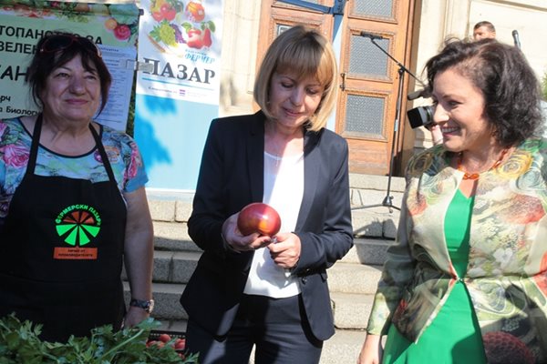 Кметът на София Йорданка Фандъкова държи домат от новия сорт “Розово сърце” на института “Марица”. Той е извлечен от старото “Биволско сърце”.