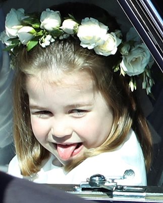 Малката принцеса Шарлот се изплези, возейки се в колата на кралското семейство, по време на сватбата на чичо си. СНИМКИ: Ройтерс