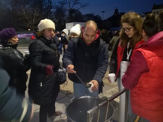 Доброволци раздават чай, за да сгреят премръзналите пловдивчани