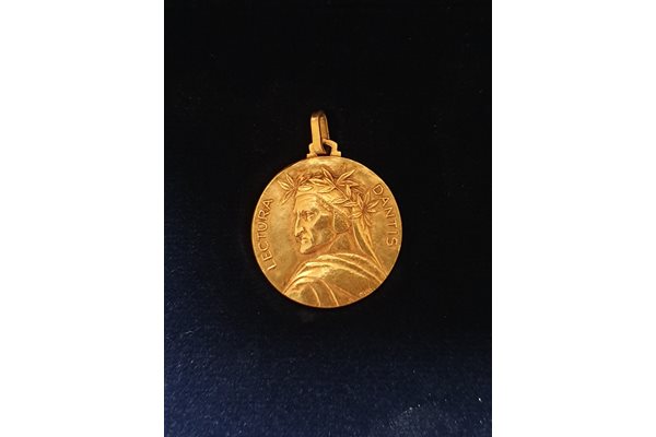 Златният медал на Ватикана на името на Данте Алегиери