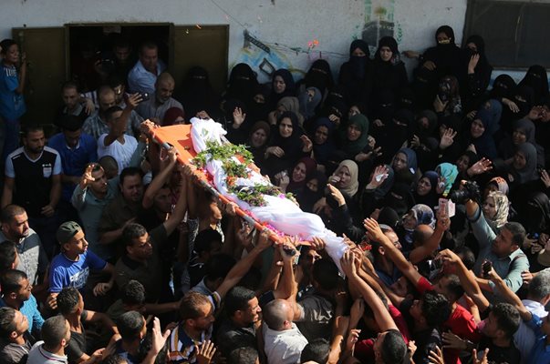Хиляди хора присъстваха на погребенията на седем палестинци, убити от израелската армия в ивицата Газа СНИМКИ: РОЙТЕРС