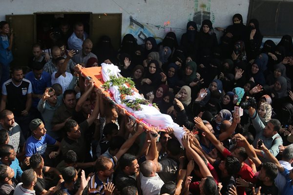Хиляди хора присъстваха на погребенията на седем палестинци, убити от израелската армия в ивицата Газа СНИМКИ: РОЙТЕРС