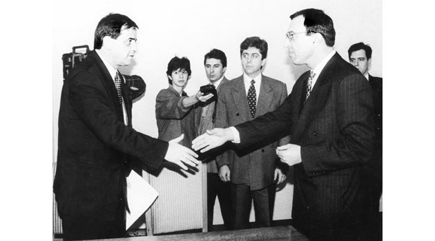 На 4 февруари 1997 г. Николай Добрев и Георги Първанов връщат на Петър Стоянов мандата на БСП за съставяне на ново правителство.