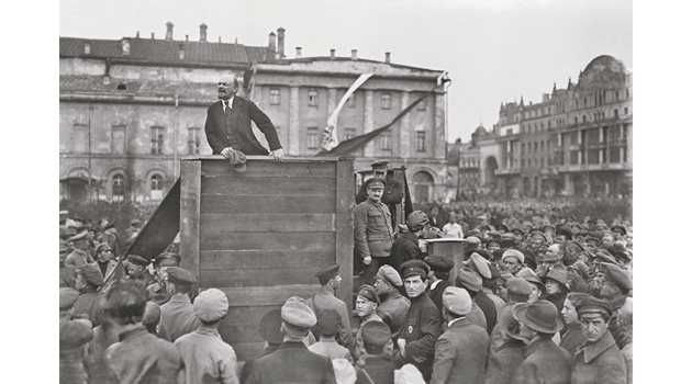 Владимир Ленин говори пред Червената армия в Москва.

СНИМКА: УИКИПЕДИЯ