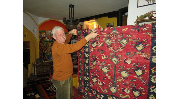 Якоб ван Бейлен грижовно съхранява килимите от колекцията си.
