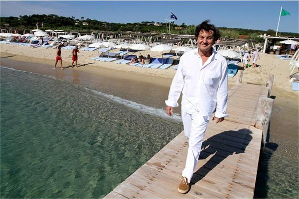 Вдясно - шефът на легендарния бар “55” Патрис дьо Колмон на частния плаж пред клуба.