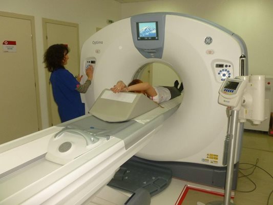 Медик изследва пациент на скенер 
