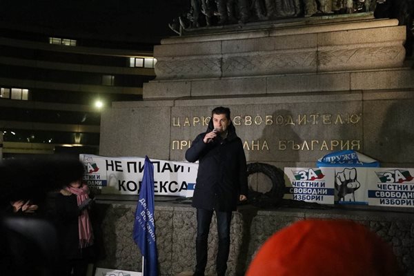 Кирил Петков на протест на ПП и ДБ против промените в Изборния кодекс