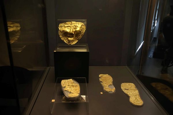 Златна погребална маска и златни пластини с форма на ръка и на сандал са част от находките, открити при некропола.