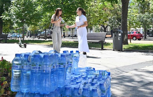 Доброволци на Столичната организация на Българския Червен кръст (БЧК) раздаваха безплатно вода на хората