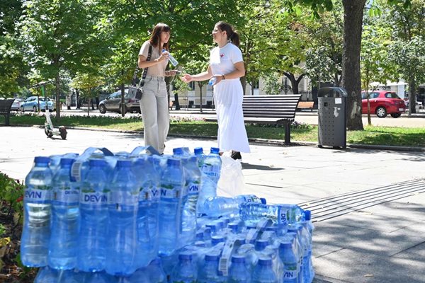 Доброволци на Столичната организация на Българския Червен кръст (БЧК) раздаваха безплатно вода на хората