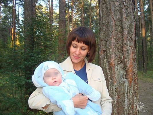Анна с бебето  Никита през 2010 г.