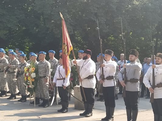 Гвардейците и представители на клуб "Родолюбие".