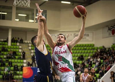 Александър Янев опитва атака към коша на Босна и Херцеговина в мача от световните квалификации, който загубихме 75:85 в Ботевград. Следващият ни двубой е с Чехия през февруари. 
СНИМКА: FIBA