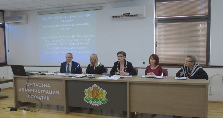 Зам.–областната управителка Даниела Николова (в средата) посочи, че децата трябва да се насочват към специалности, с които могат да се реализират.