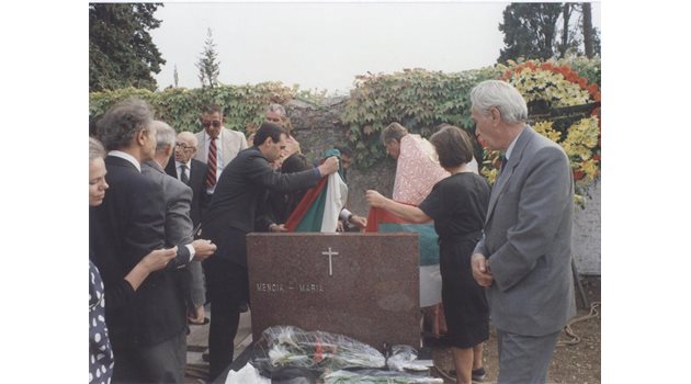 ТРАУР: През 1990 г. проф. Елдъров поставя българското знаме върху ковчега на Михайлов.
СНИМКА: ЛИЧЕН АРХИВ НА ПРОФ. ЕЛДЪРОВ