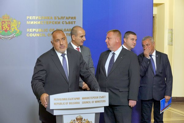 Премиерът Бойко Борисов обяви заедно с коалиционните си партньори имената на новите министри в понеделник, но Александър Манолев се оттегли сам.
