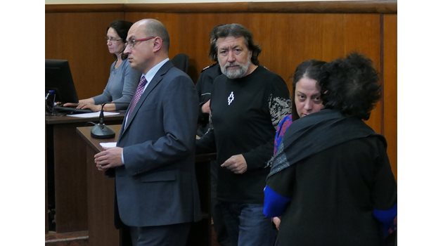 Николай Банев (в средата) е бил отведен в спецсъда в понеделник. Охранявали го полицаи с ръкавици